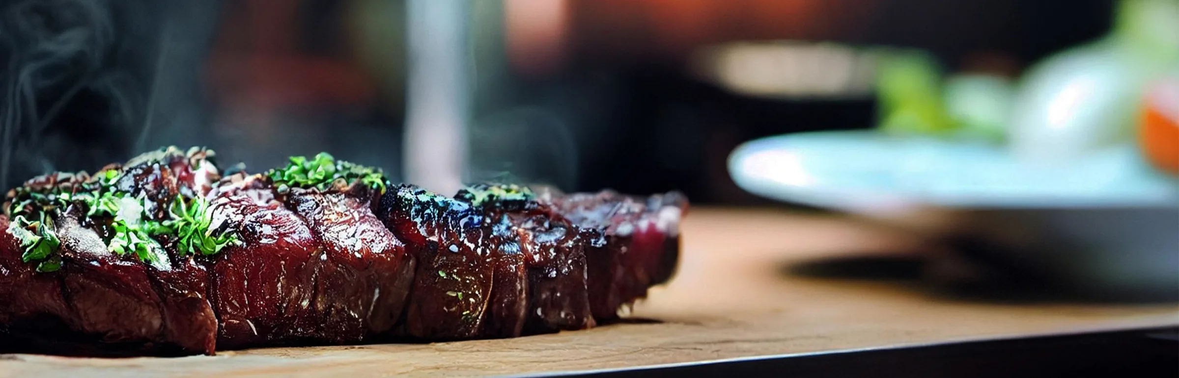 Steak de venaison poêlé aux herbes, prêt à être dégusté