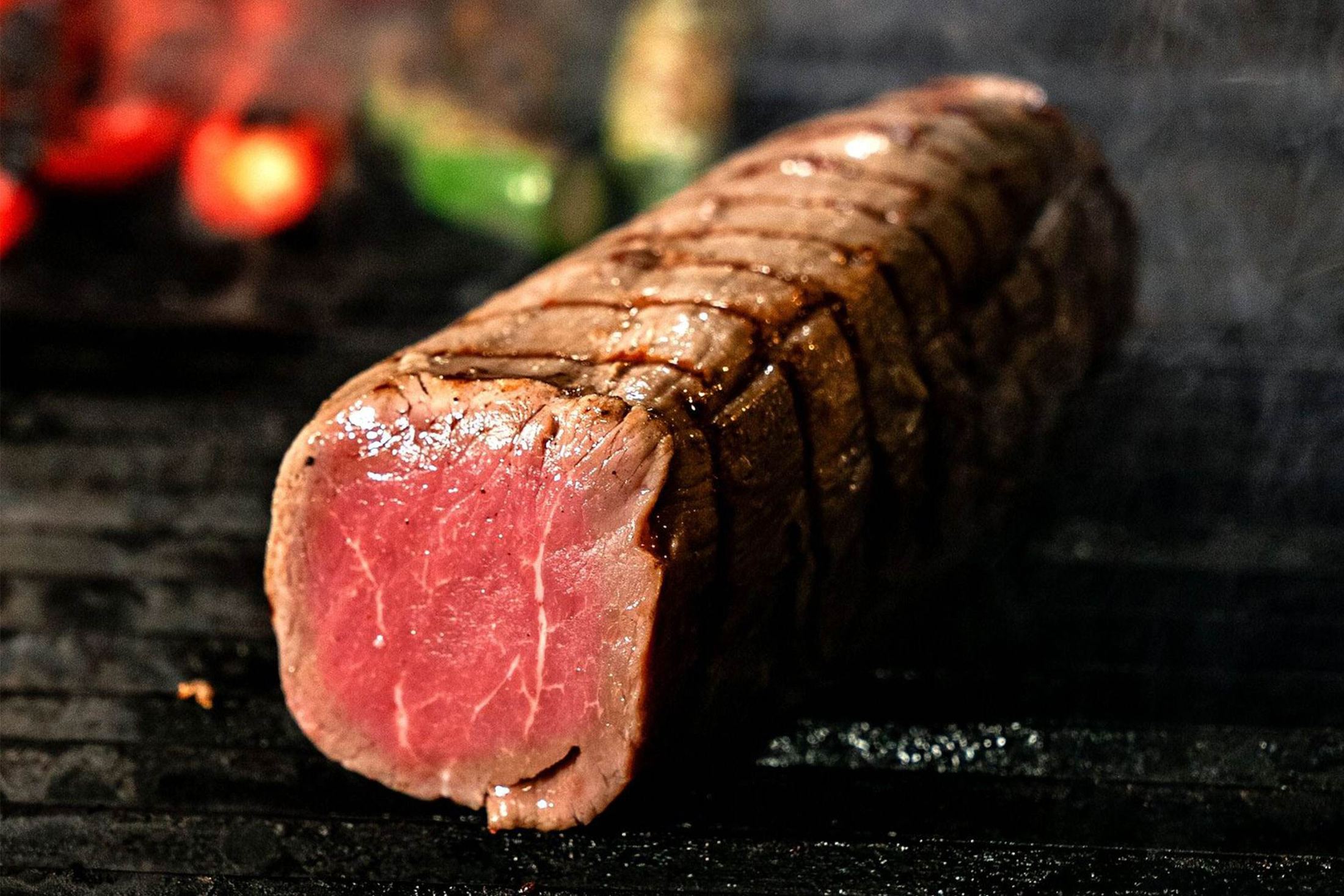 Filet de chevreuil grillé et tranché, cuisson rosée