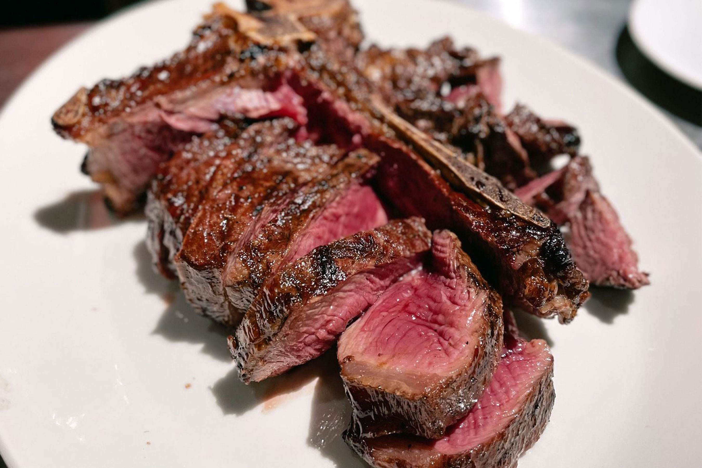 Côte de cerf grillée et tranchée, cuisson rosée