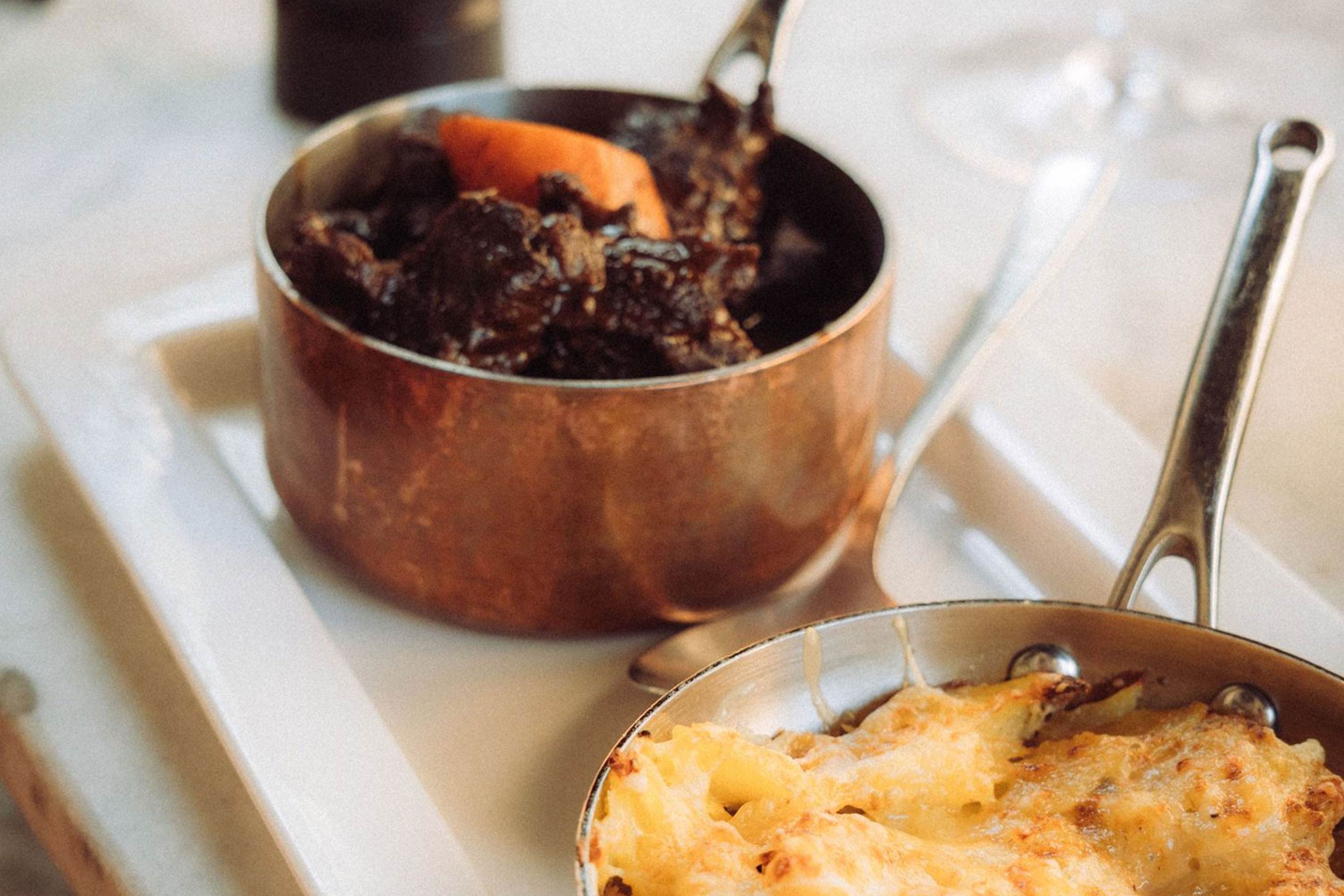 Daube de sanglier mijotée en cocotte, avec gratin de pommes de terre